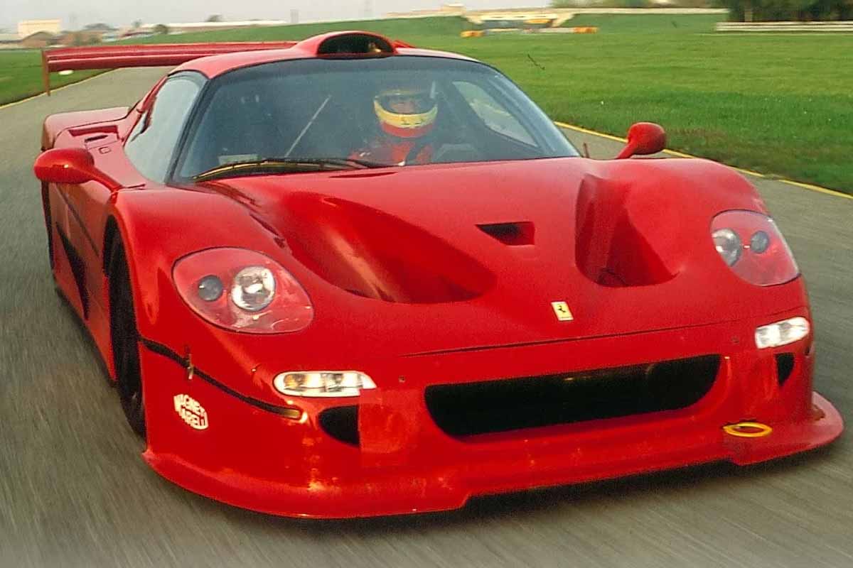 Ferrari F50 GT şasi 001 ön yan profilden pistte görünüm