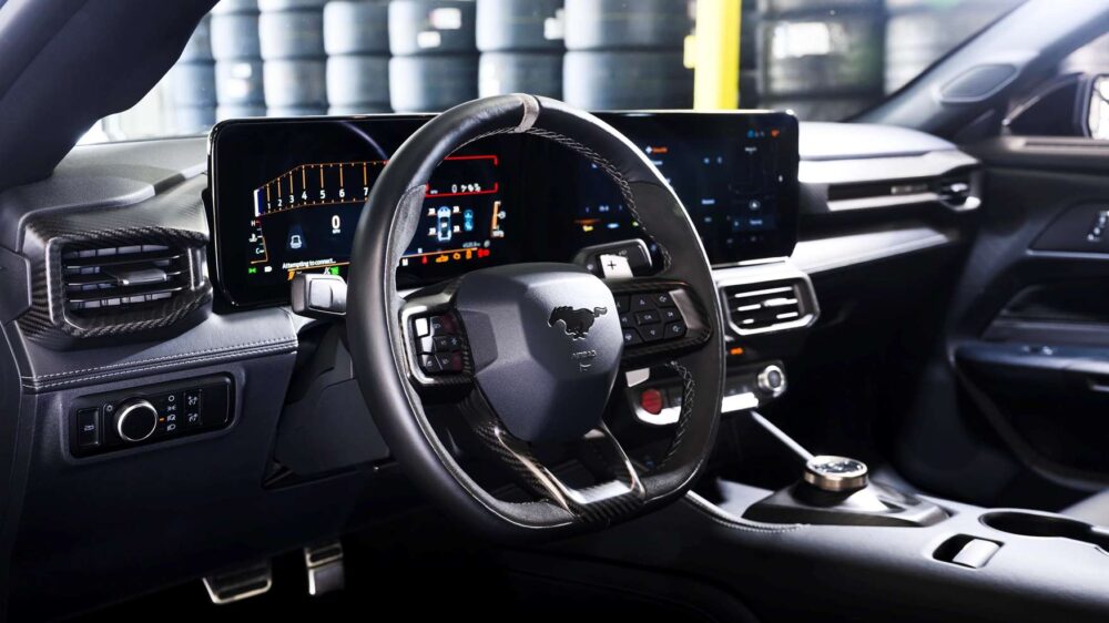 Ford Mustang GTD iç mekân, Recaro koltuk ve titanyum pedal