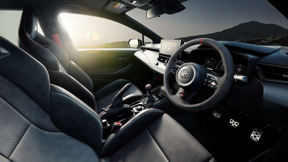 GR Corolla iç mekan kokpit