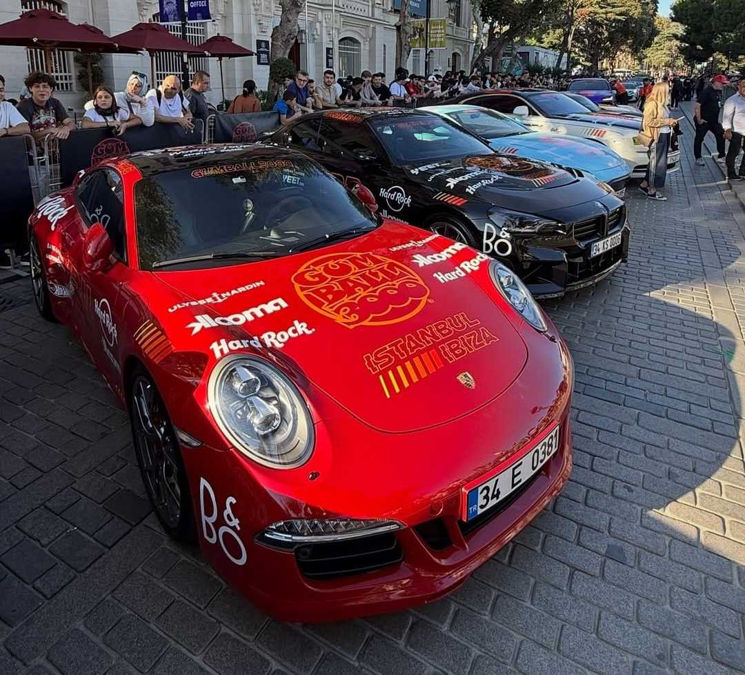 Gumball 3000 katılımcısı hiper otomobil Edirne Selimiye Meydanı sergisi görseli