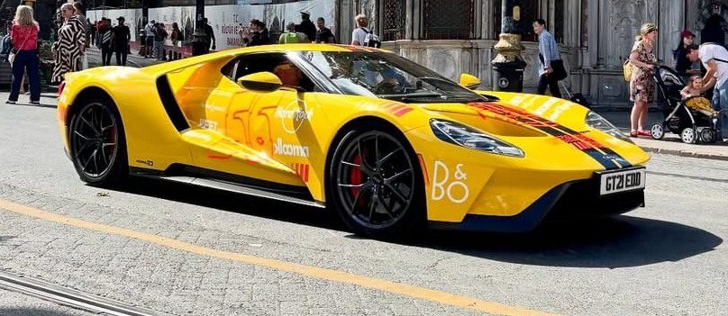 Gumball 3000 katılımcısı hiper otomobil Edirne Selimiye Meydanı sergisi görseli
