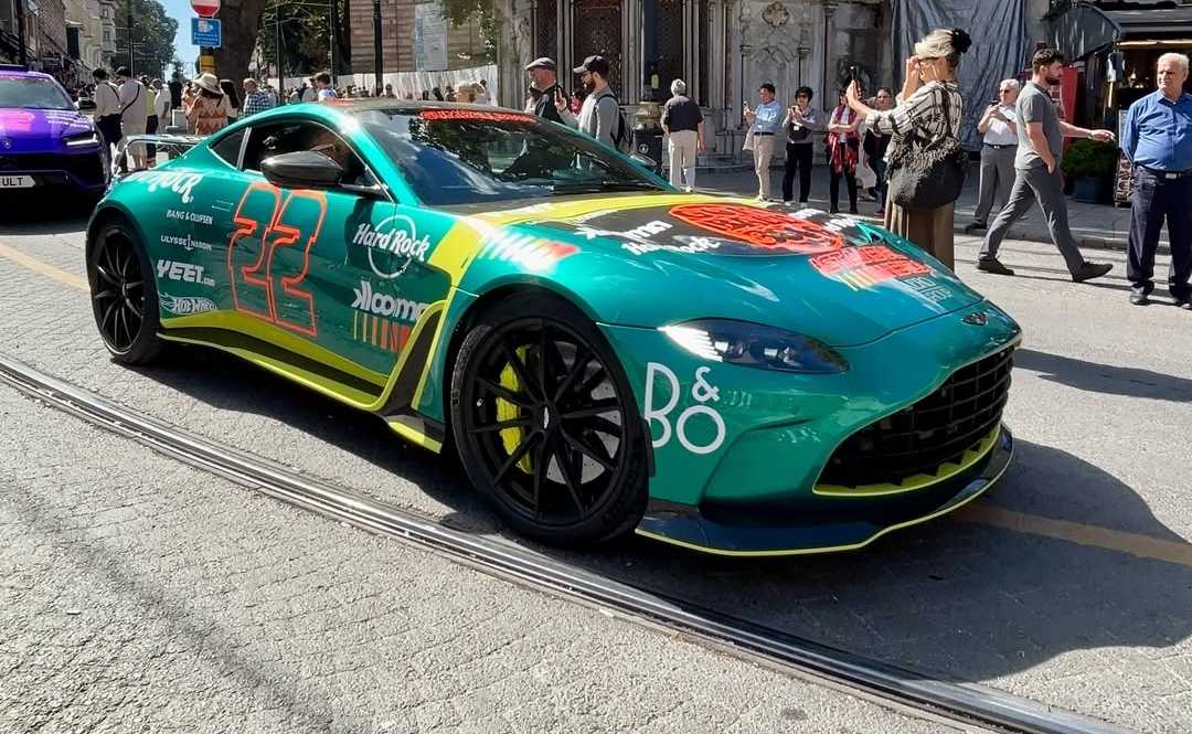 Gumball 3000 katılımcısı hiper otomobil Edirne Selimiye Meydanı sergisi görseli