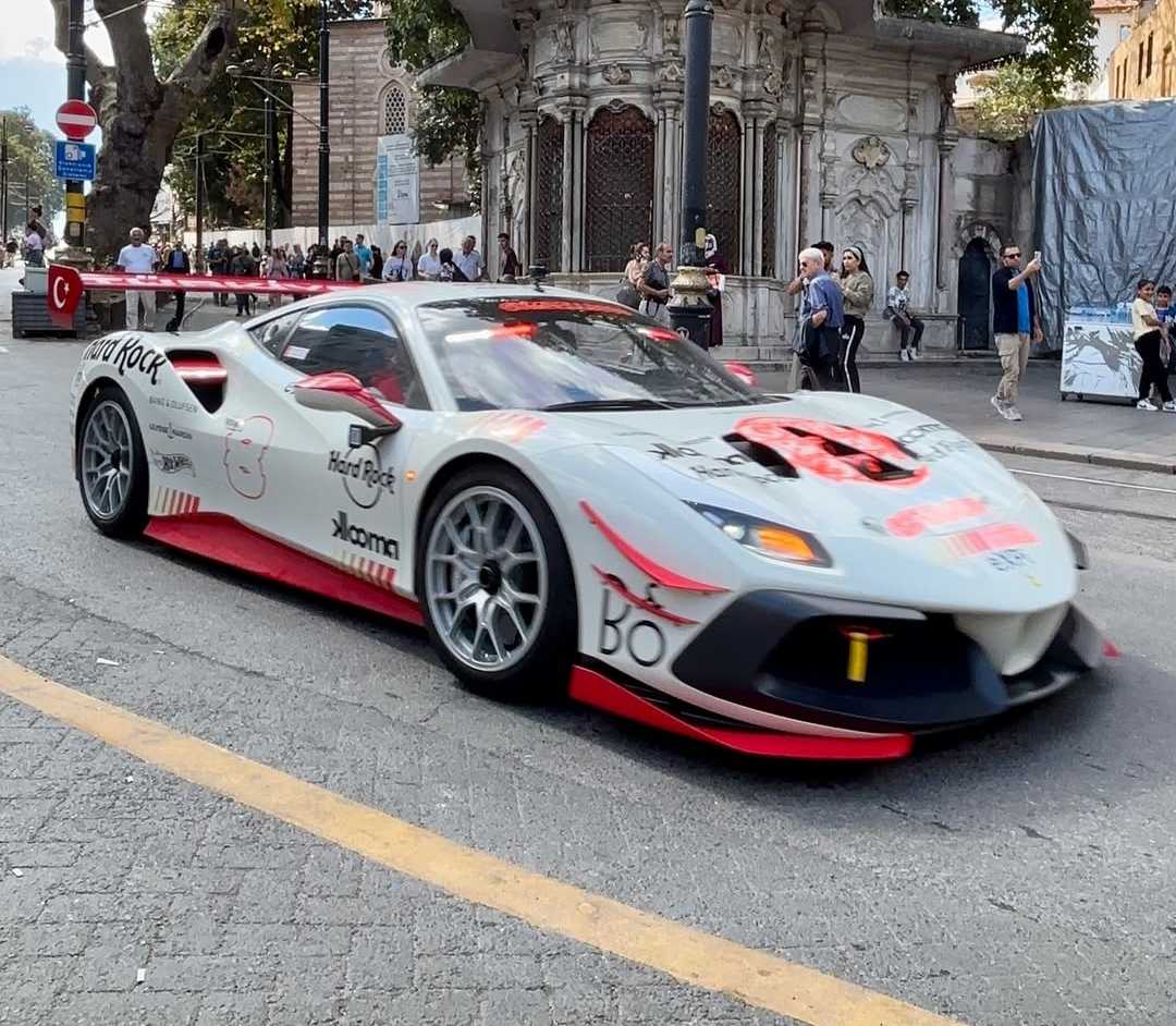 Gumball 3000 katılımcısı hiper otomobil Edirne Selimiye Meydanı sergisi görseli