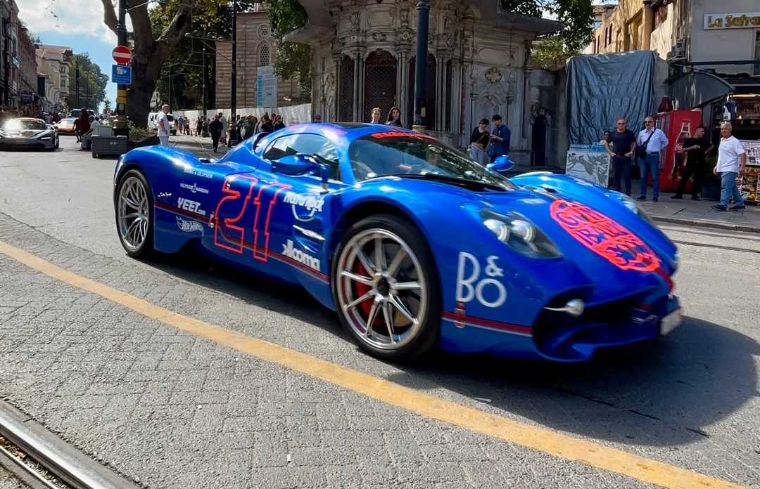 Gumball 3000 katılımcısı hiper otomobil Edirne Selimiye Meydanı sergisi görseli