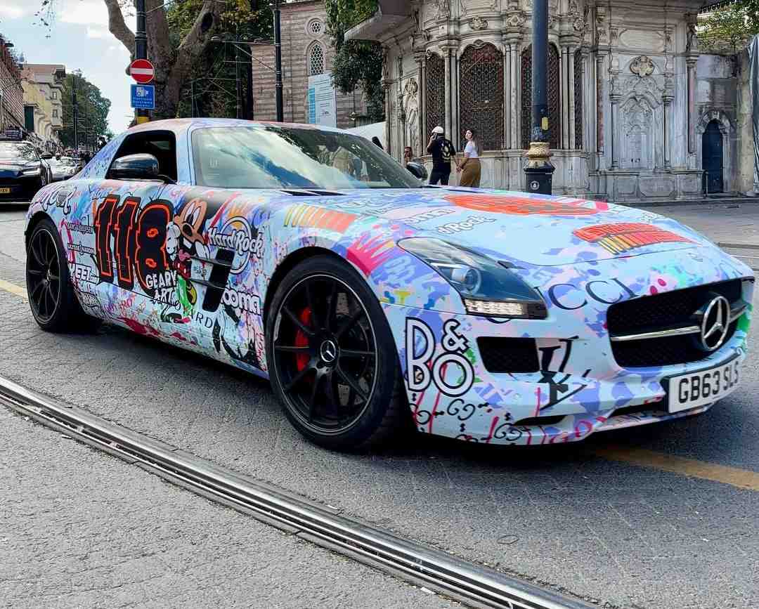 Gumball 3000 katılımcısı hiper otomobil Edirne Selimiye Meydanı sergisi görseli