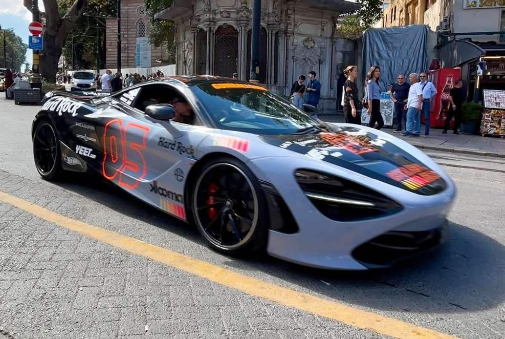 Gumball 3000 katılımcısı hiper otomobil Edirne Selimiye Meydanı sergisi görseli