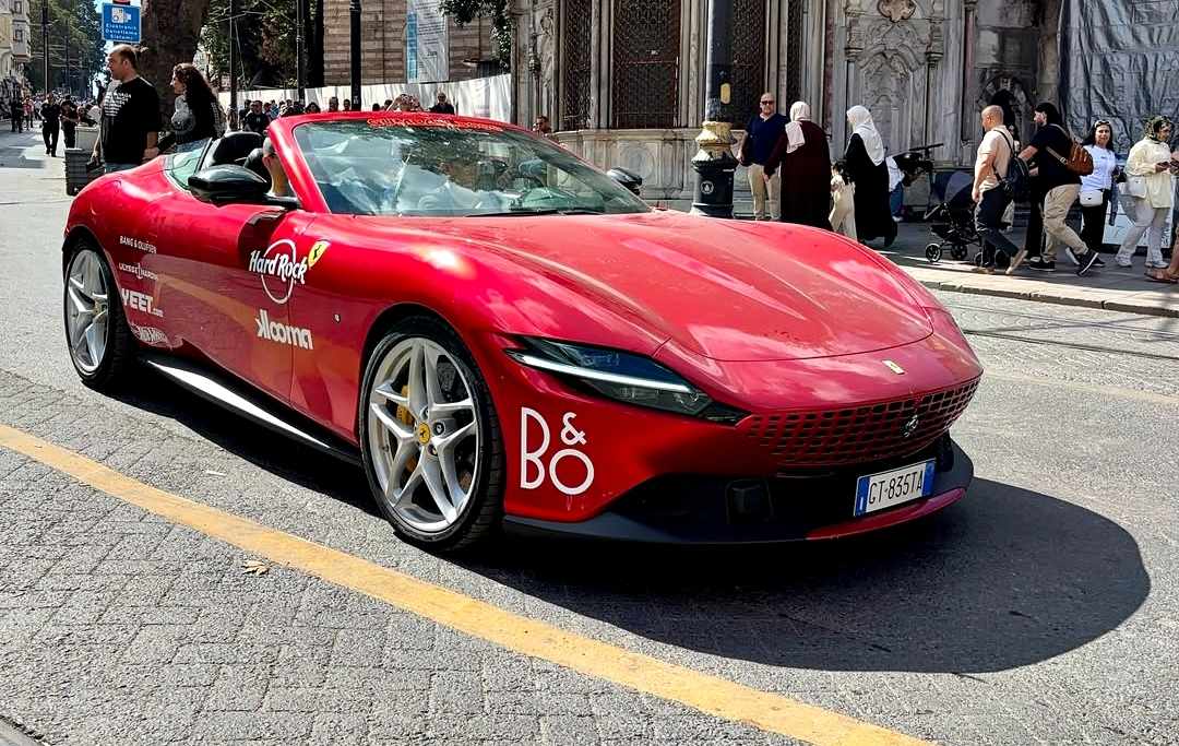 Gumball 3000 katılımcısı hiper otomobil Edirne Selimiye Meydanı sergisi görseli