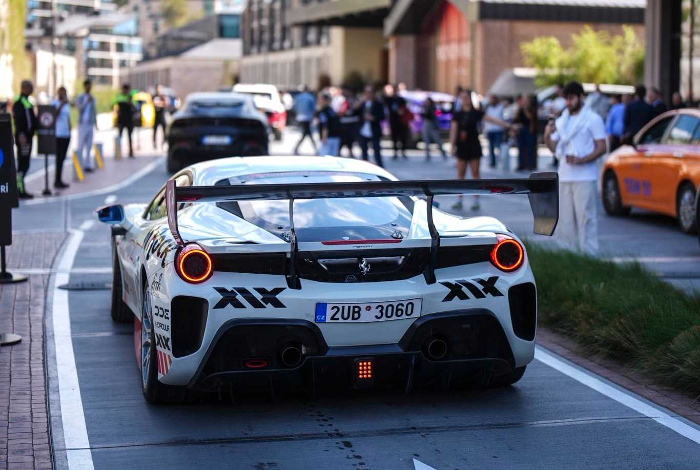 Gumball 3000 katılımcısı hiper otomobil Edirne Selimiye Meydanı sergisi görseli