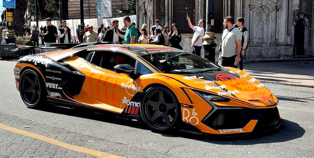 Gumball 3000 katılımcısı hiper otomobil Edirne Selimiye Meydanı sergisi görseli