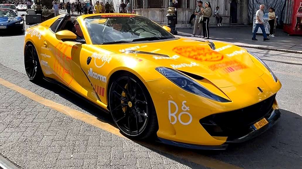 Gumball 3000 katılımcısı hiper otomobil Edirne Selimiye Meydanı sergisi görseli