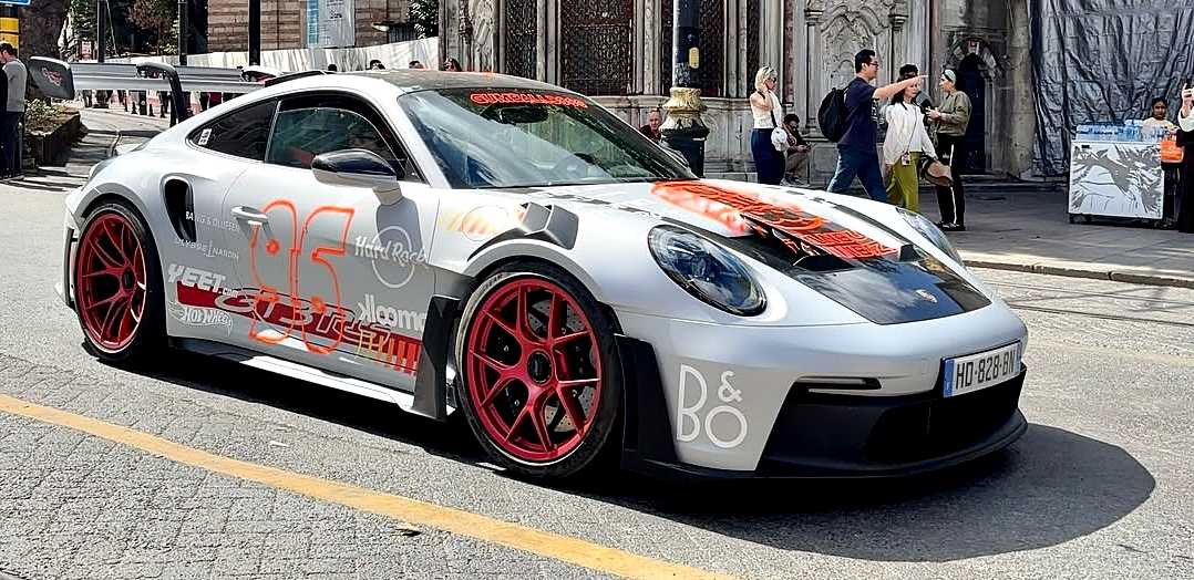 Gumball 3000 katılımcısı hiper otomobil Edirne Selimiye Meydanı sergisi görseli
