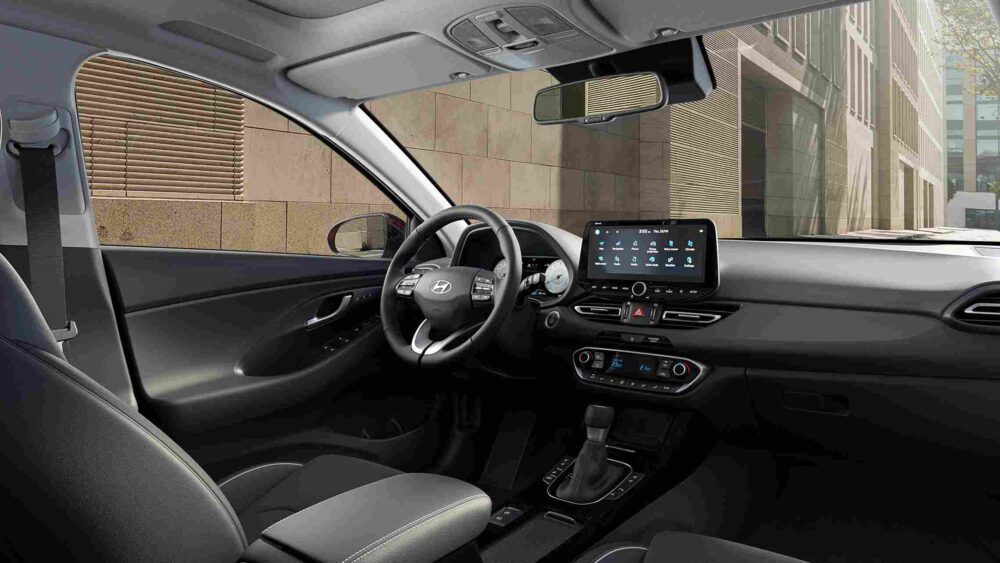 Hyundai i30’un dijital kokpiti ve panoramik cam tavanı