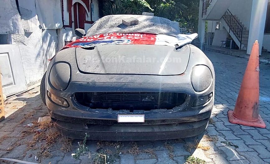 Maserati 3200 GT otoparkta terk edilmiş halde