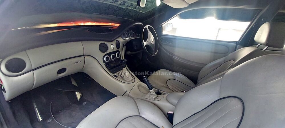 Maserati 3200 GT tozlu iç mekân