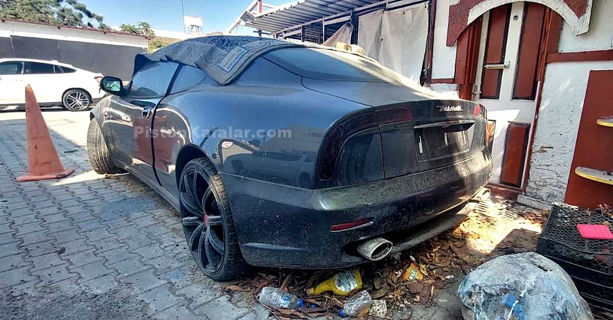 Terk edilmiş Maserati 3200 GT arka görünüm