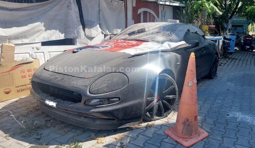 Maserati 3200 GT otoparkta terk edilmiş halde