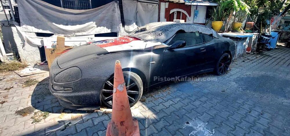 Maserati 3200 GT otoparkta terk edilmiş halde