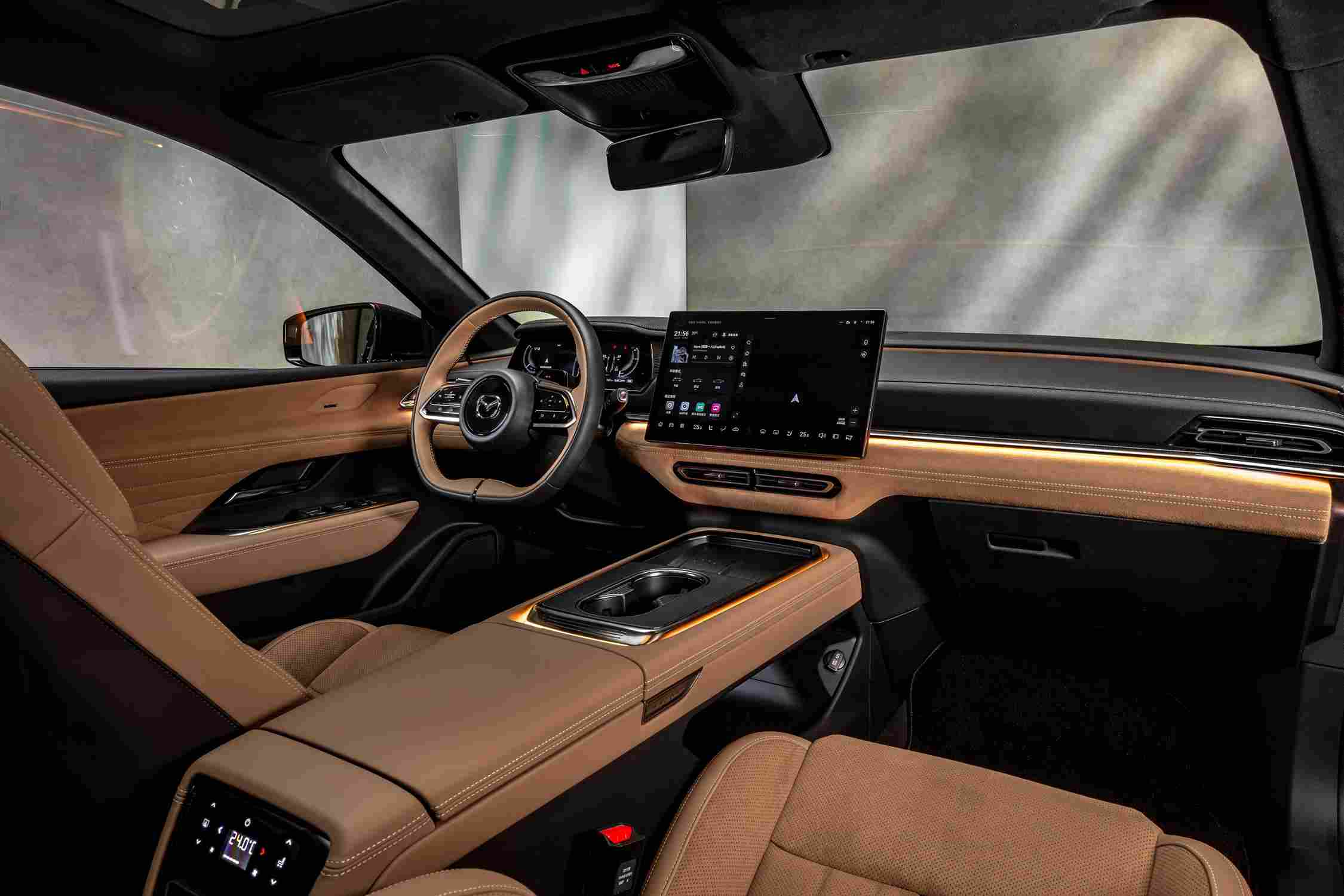 Yeni Mazda 6e Takumi iç mekân ve panoramik cam tavan