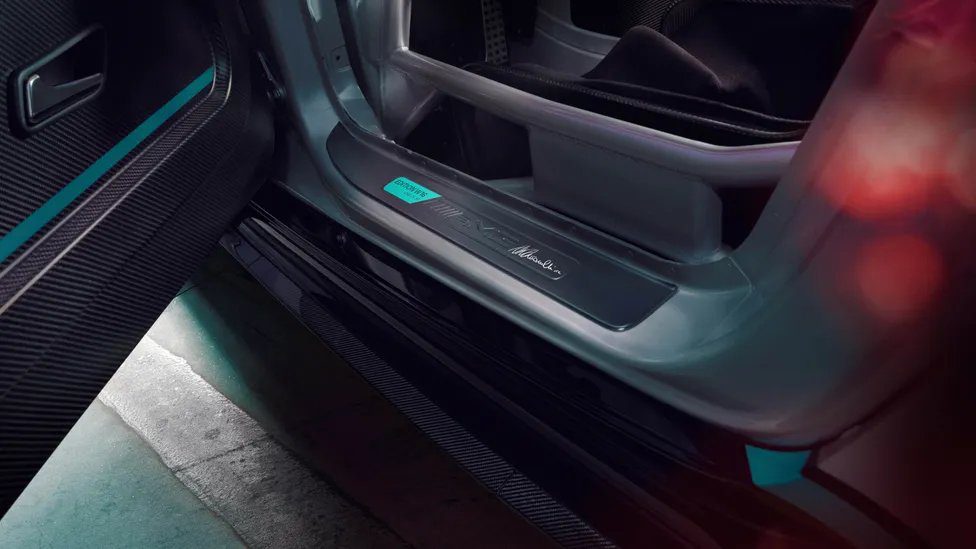 Mercedes-AMG GT2 Edition W16 kapı eşiği detay