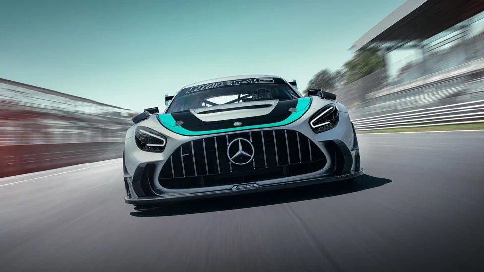 Mercedes-AMG GT2 Edition W16 pistte hız yaparken