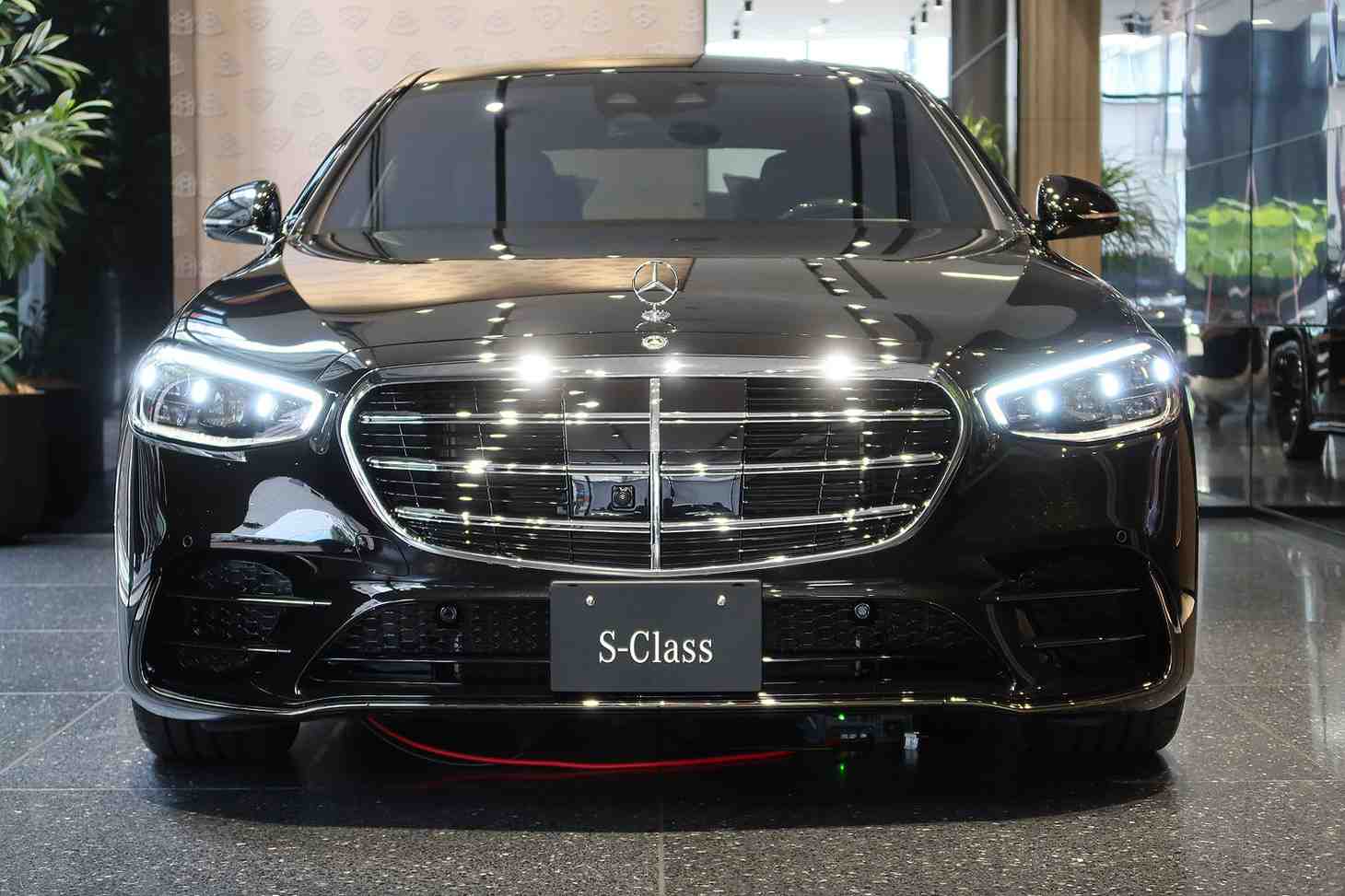Mercedes S580 Long Night Edition Japonya özel seri ön görünüm