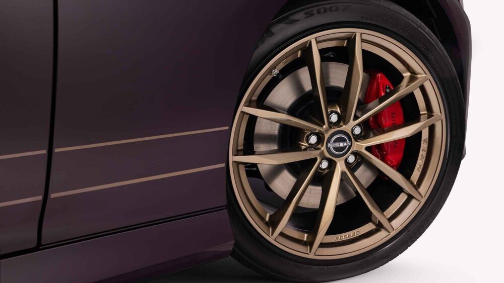 Nissan Z Heritage Edition bronz RAYS jantlar