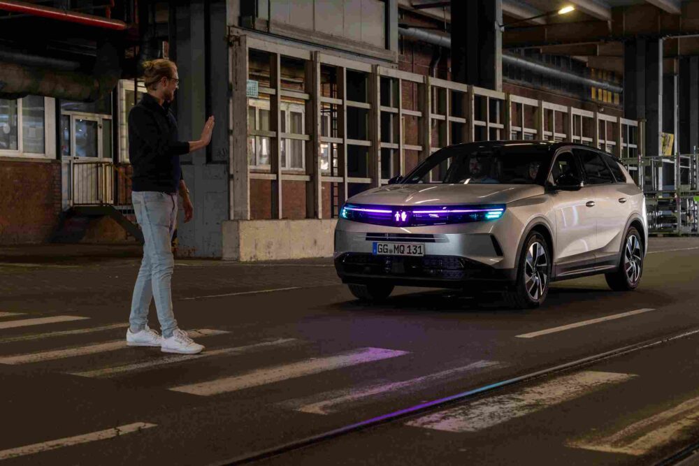 Opel mühendisleri ve TU Darmstadt ekibi Grandland üzerinde aydınlatma testleri yaparken