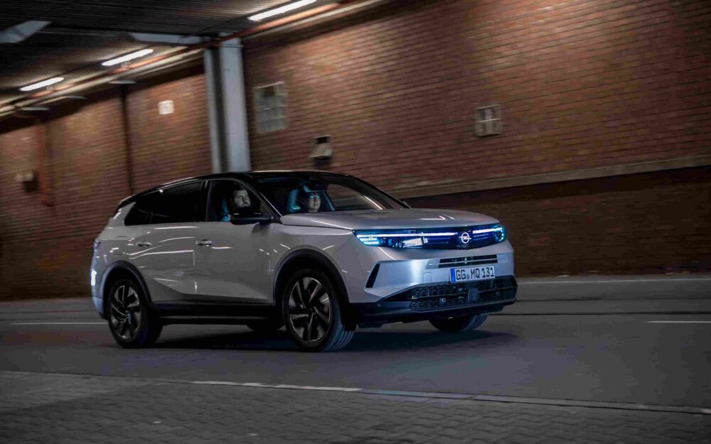 Opel Grandland’in yapay zekâ destekli Intelli-Lux far sistemi gece sürüşünde test ediliyor