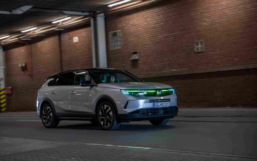 Opel Grandland’in yapay zekâ destekli Intelli-Lux far sistemi gece sürüşünde test ediliyor