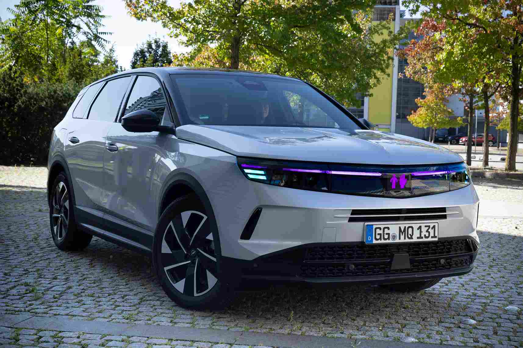 Stellantis ve Opel’in ortak geliştirdiği yapay zekâ destekli far teknolojisi demonstrasyonu