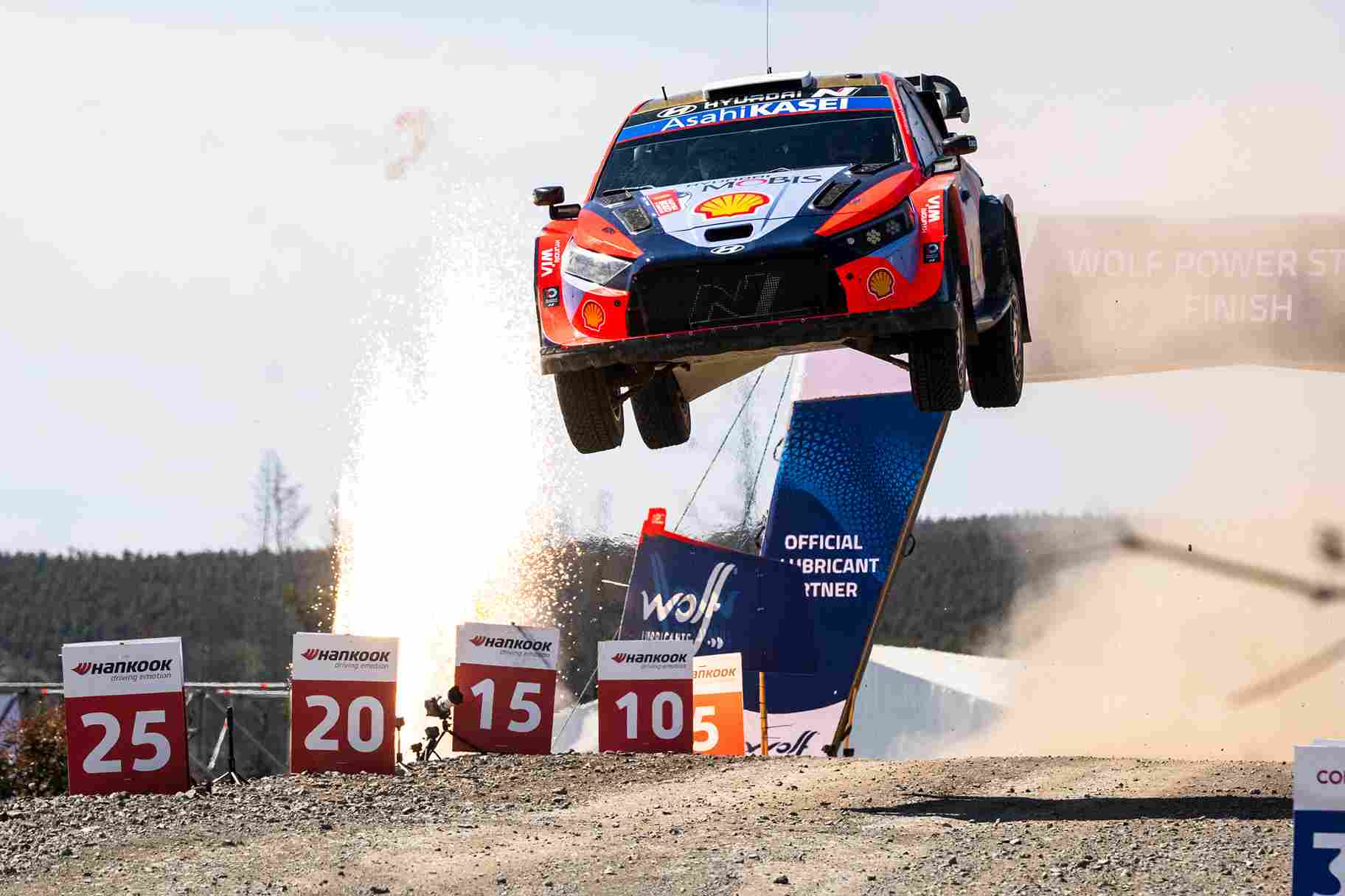 Adrien Fourmaux Hyundai i20 N Rally1 ile yarış sırasında