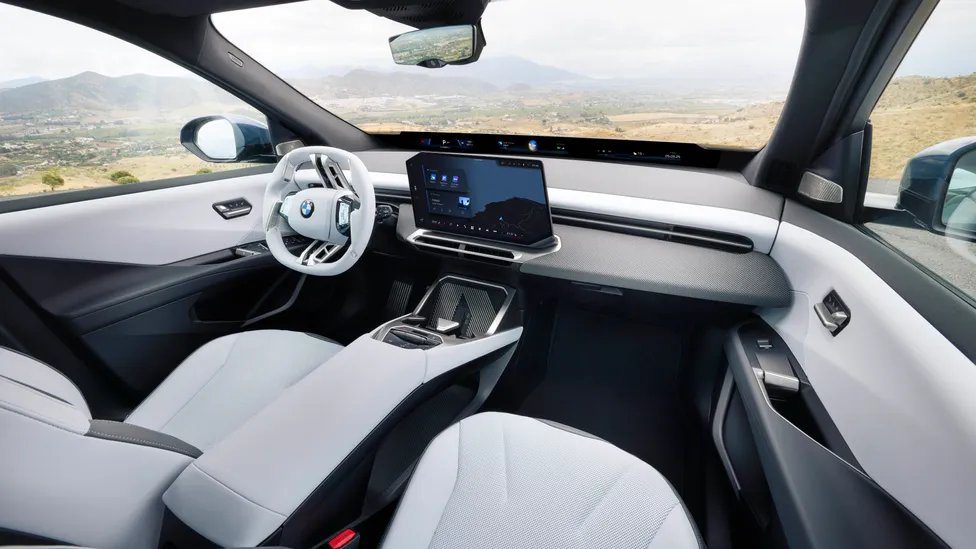 BMW iX3 50 xDrive Panoramic iDrive ekranı