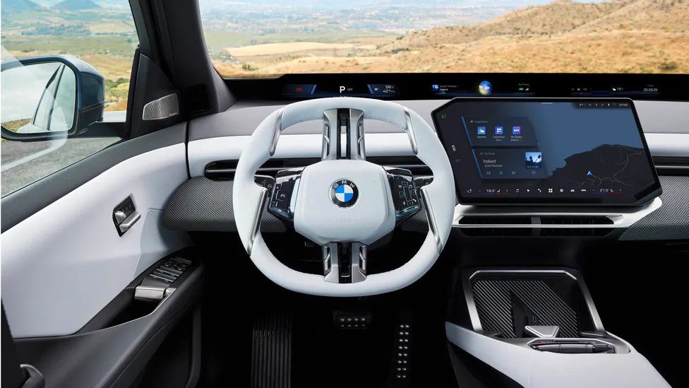 BMW iX3 50 xDrive Panoramic iDrive ekranı
