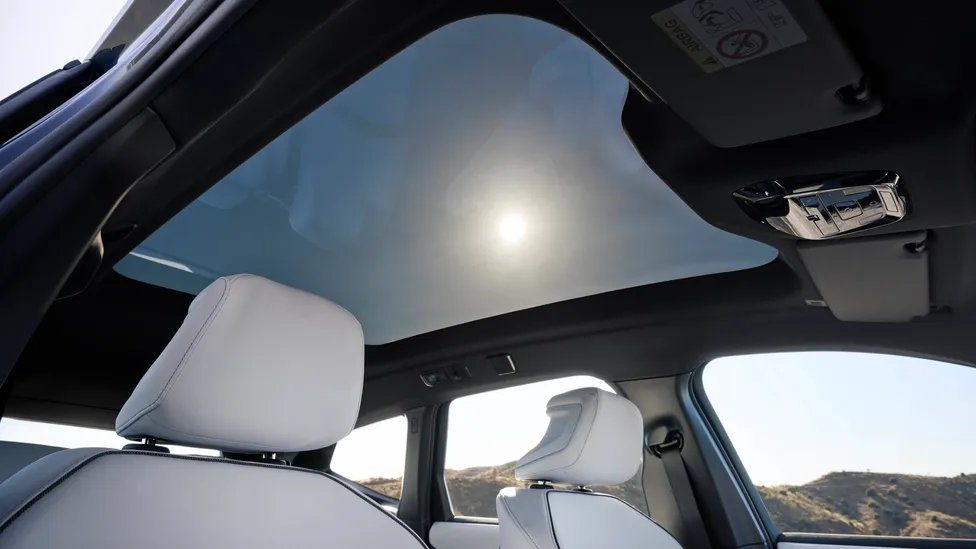 BMW iX3 50 xDrive Panoramic cam tavan