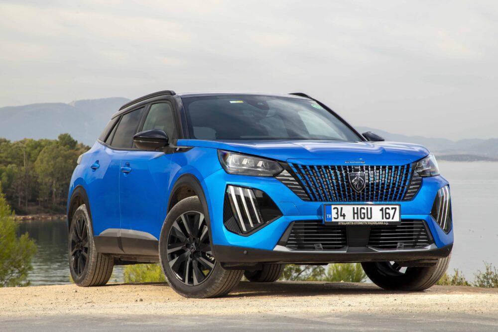 Peugeot 2008 ve E-2008 modelleri showroomda
