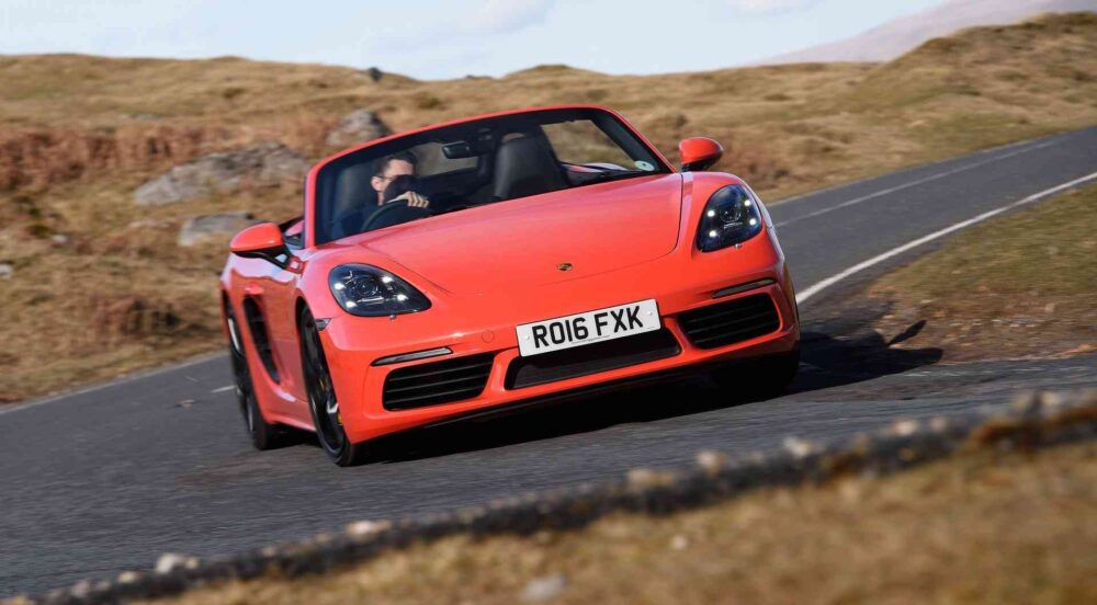 Porsche Cayman önden görünüm – elektrikli geleceğe hazırlık