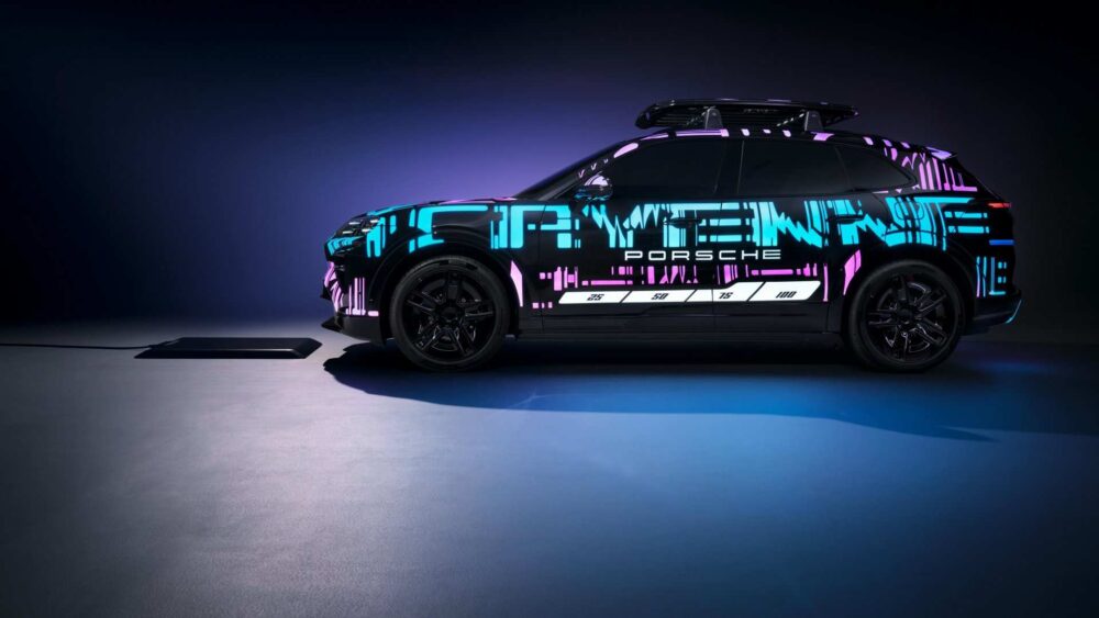 Porsche Cayenne Electric kablosuz şarj sırasında
