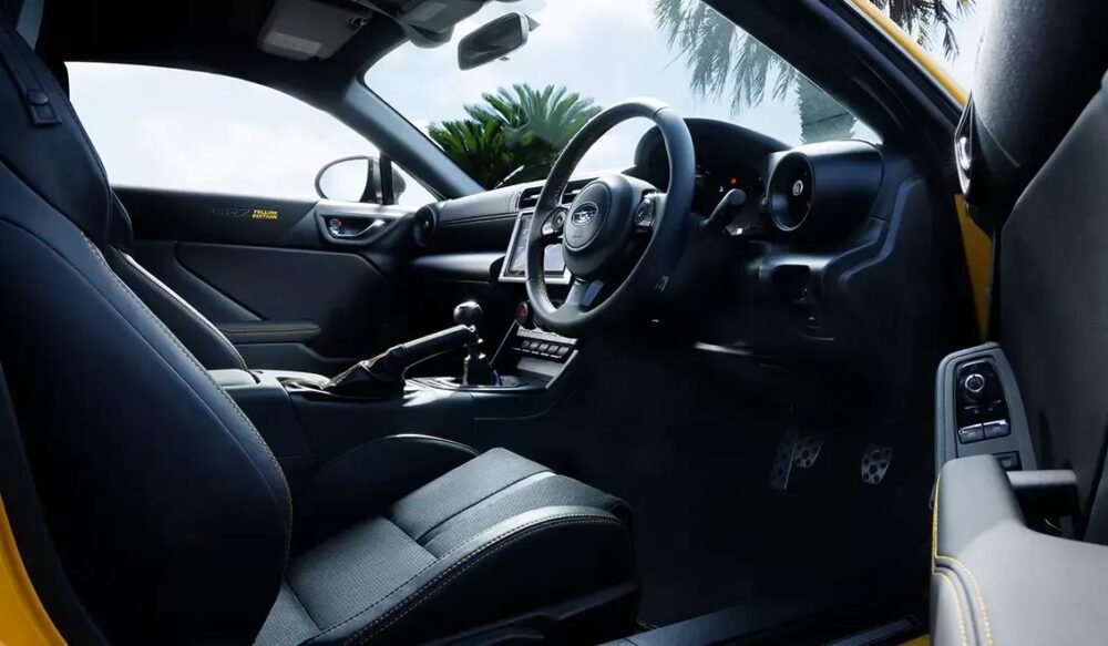 Subaru BRZ Yellow Edition kabin içi sarı dikişli Ultrasuede döşeme ve özel logo