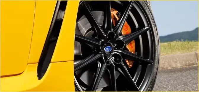 Subaru BRZ Yellow Edition 18 inç siyah jant ve altın kaliperlerle yan profil görüntüsü