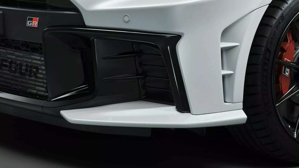 Toyota GR Yaris Aero Performance Package ön splitter ve vented kaput