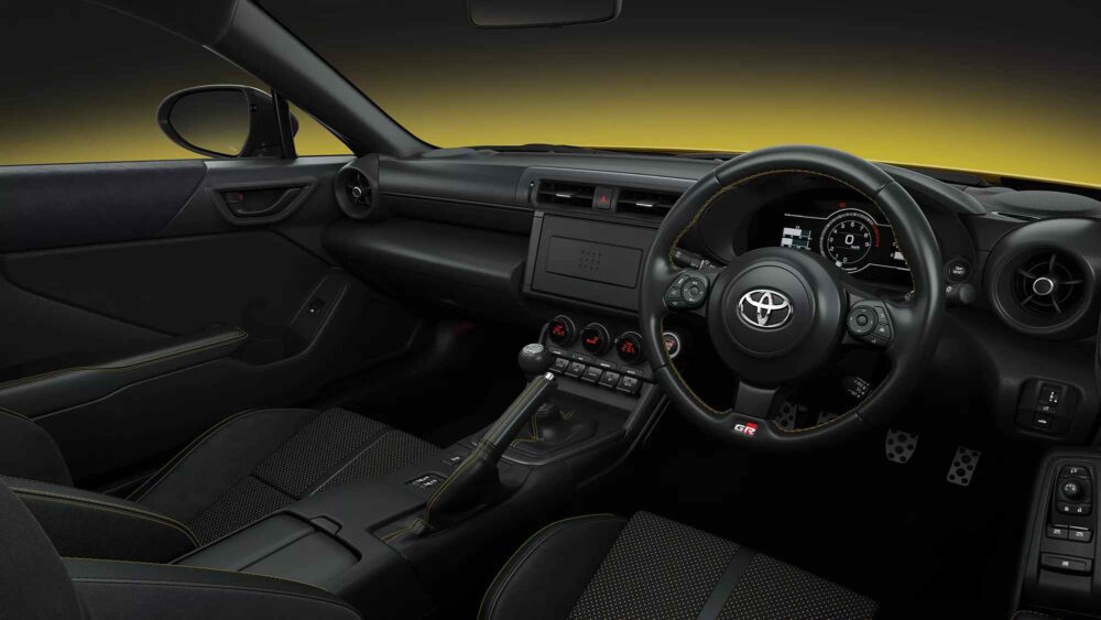 Toyota GR86 Yellow Limited iç mekân sarı dikişli deri koltuklar ve direksiyon detayları