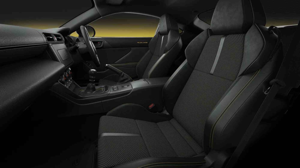 Toyota GR86 Yellow Limited iç mekân sarı dikişli deri koltuklar ve direksiyon detayları