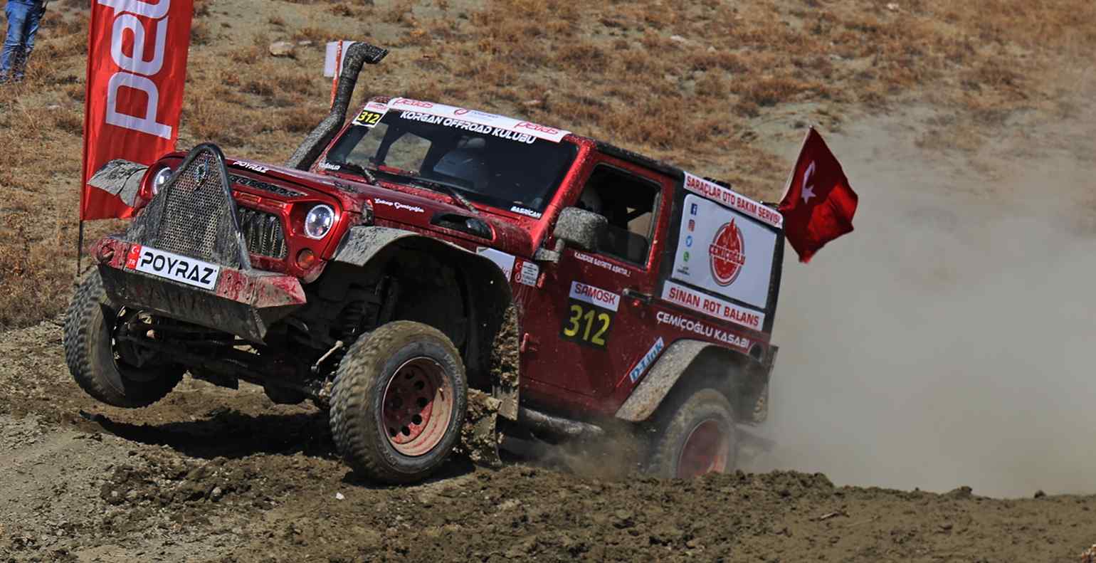 Vezirköprü Offroad Yarışı’nda araçların zorlu parkur mücadelesi