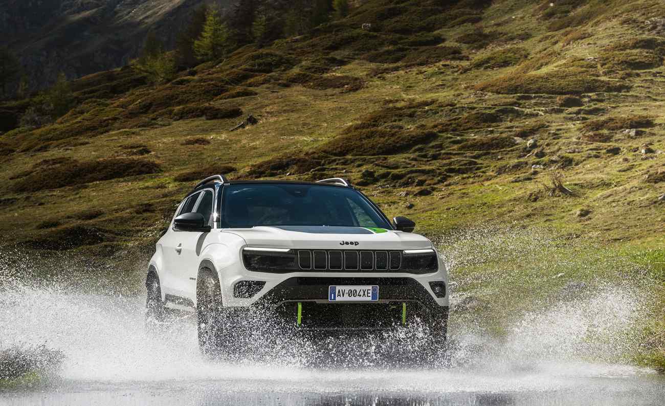 Jeep Avenger 4xe arka tasarım ve 4xe logosu görseli