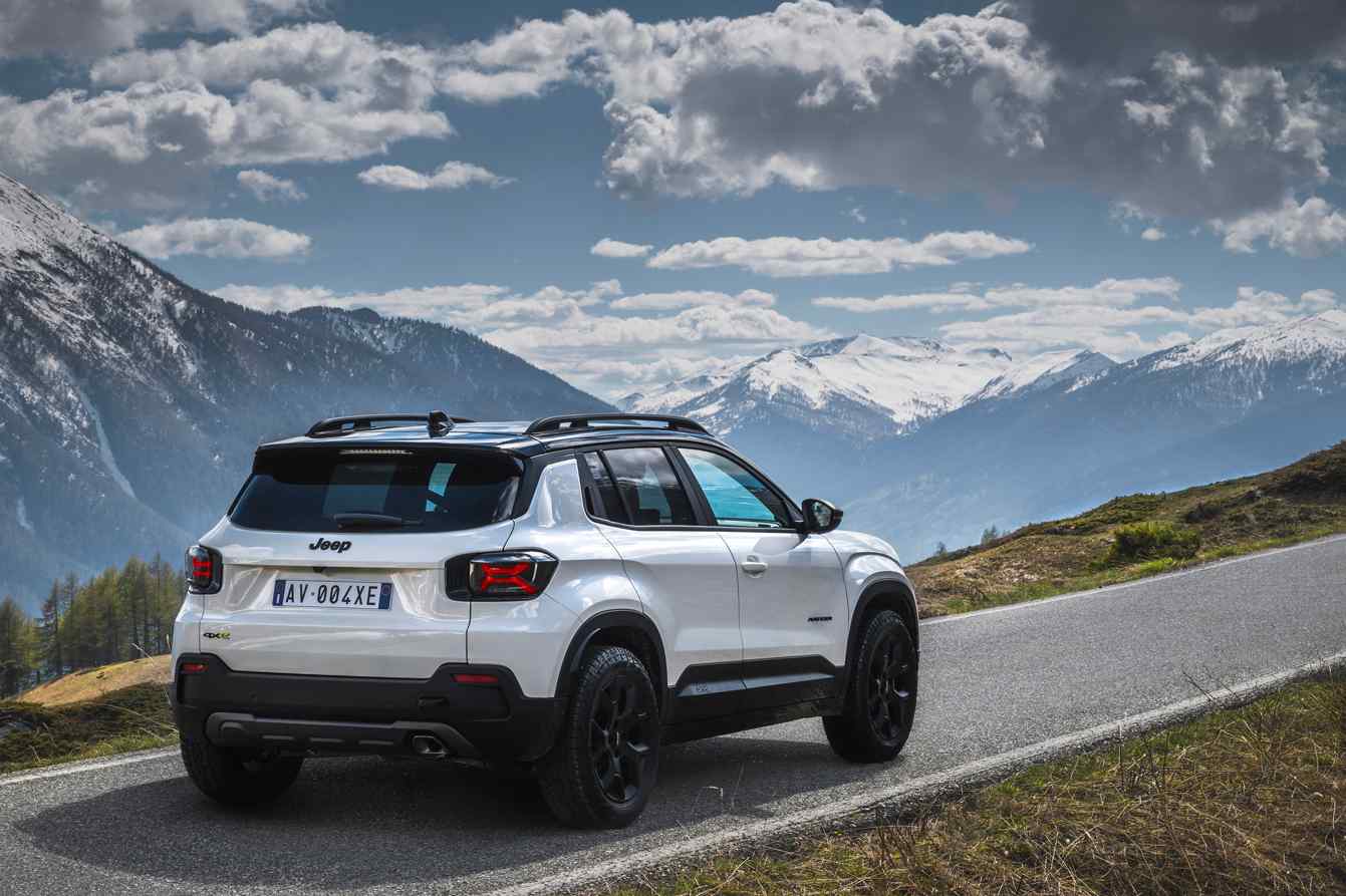 Jeep Avenger 4xe arazi sürüşü görseli