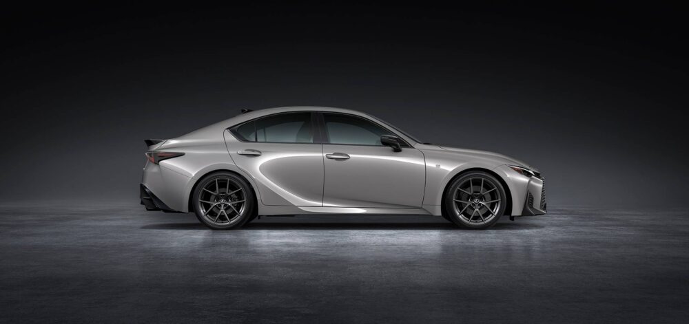 Lexus IS yan profilden görünüm