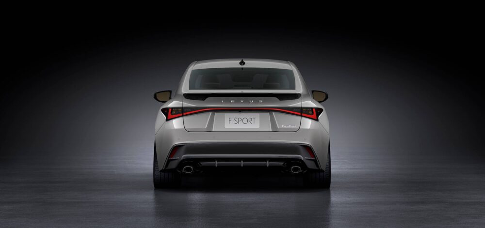 Lexus IS arka spoyler ve stop tasarımı