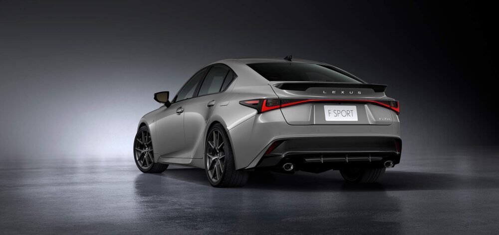 Lexus IS arka spoyler ve stop tasarımı