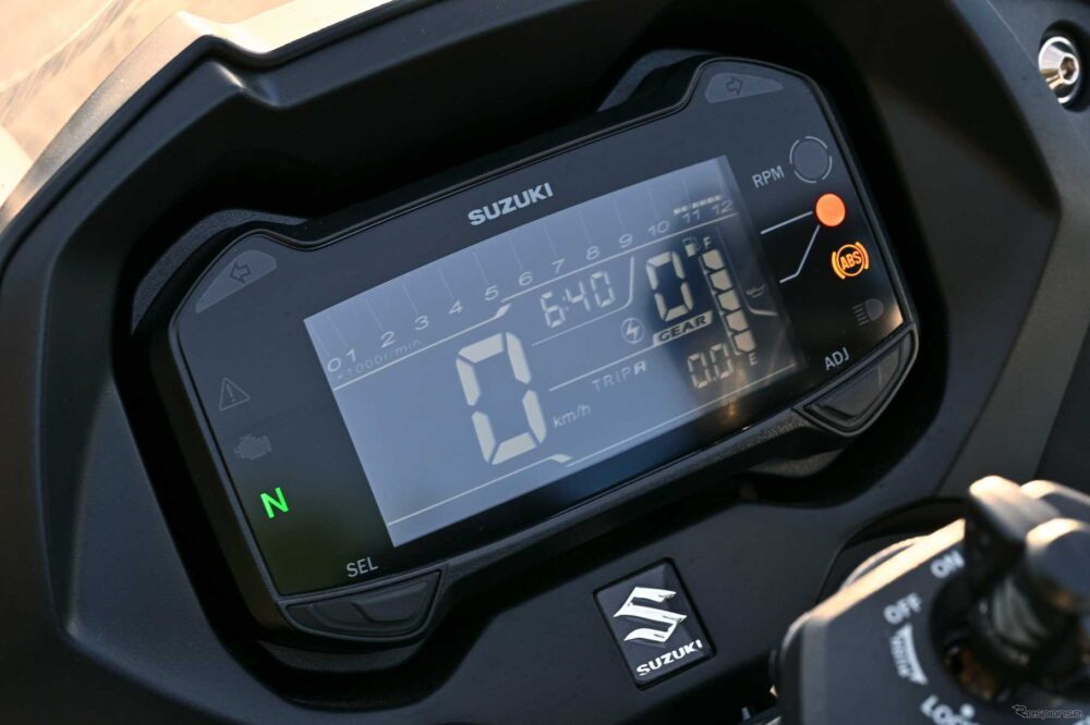 Suzuki GSX250R kullanıcı dostu dijital gösterge paneli