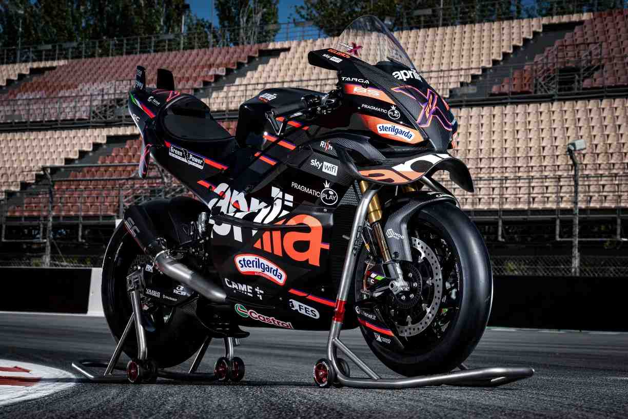 Aprilia RSV4 X-GP özel yarış renkleriyle tanıtıldı